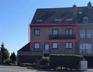 Ruim appartement gelegen op tweede verdieping aan invalsweg van Ninove en een adembenemend uitzicht op veldenAppartement beschikt over een...