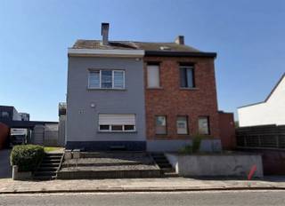 <p>Zoek je een interessante investering met onmiddellijke huuropbrengsten én toekomstig potentieel? Dan is deze woning aan de Hombeeksesteenweg 273 in Mechelen zeker een bezoek waard.<br />Deze woning is momenteel opgedeeld in twee verhuurde wooneenheden en genereert daardoor meteen een stabiel rendement. Volgens de gegevens van de stad Mechelen staat het pand officieel geregistreerd als woning, wat bijkomende perspectieven biedt voor de toekomst.<br />Op het gelijkvloers bevindt zich een verzorgd appartement met twee slaapkamers en een aangename privatieve tuin. De bovenliggende duplex heeft ook twee slaapkamers en beschikt over een zonnig terras, wat zorgt voor een aantrekkelijke woonbeleving voor de huurders.<br />De ligging vormt een absolute meerwaarde. Op slechts enkele minuten fietsen bereik je het historische centrum van Mechelen met zijn winkels, horeca en culturele voorzieningen. Voor ontspanning ligt het populaire Vrijbroekpark op amper drie minuten wandelafstand. Bovendien geniet de woning van een vlotte verbinding naar belangrijke invalswegen, openbaar vervoer en scholen.</p><p>Deze eigendom combineert een gunstige locatie, onmiddellijke verhuurinkomsten en interessante toekomstmogelijkheden, waardoor ze zowel voor investeerders als voor kopers met een langetermijnvisie bijzonder aantrekkelijk is. Wens je meer informatie of een bezoek in te plannen? Bel Lauren van Gilles Vastgoed via 0468/486 127.</p><p>*Wegens privacy van de huurders zijn de foto's illustratief.</p>
