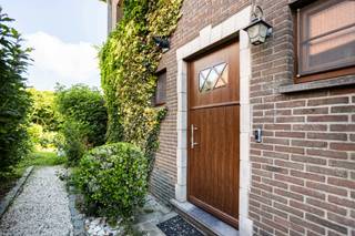 <p>Deze stevige halfopen bebouwing is centraal gelegen in Asse, langs de N9. Dankzij de vlotte verbinding is de woning ideaal voor wie met de wagen richting Asse, Brussel of de omliggende gemeenten pendelt. Winkels en andere voorzieningen bevinden zich in de onmiddellijke omgeving.</p>
<p>De woning beschikt over een EPC-label C en is voorzien van driedubbele beglazing, een condensatieketel op gas en geïsoleerde muren. Een solide basis met bovendien heel wat mogelijkheden.</p>
<p>Op het gelijkvloers bevinden zich een inkomhal, een praktische berging met wasplaats, een keuken met zicht op de tuin en een ruime leefruimte met gezellige open haard.</p>
<p>De eerste verdieping omvat drie slaapkamers en een badkamer. Daarnaast is er een ruime zolderverdieping. Mits het plaatsen van een vaste trap, waarvoor voldoende ruimte aanwezig is, kan deze ruimte perfect worden ingericht als extra slaapkamer(s), bureau of hobbyruimte.</p>
<p>Een robuuste woning met potentieel, ideaal voor wie ruimte en een centrale, vlot bereikbare ligging belangrijk vindt.<br /><br />Meer info? Een bezoek? Bel Jordi 0477/32.61.53</p>