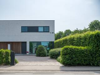 Hoogwaardig afgewerkte nieuwbouwwoning (BJ 2023) met onder meer drie slaapkamers en twee badkamers op een gunstig perceel van circa 515 m² in Lievegem.<br /><br />Hier woont u op korte fietsafstand van het centrum van Lievegem, met winkels, scholen en andere voorzieningen binnen handbereik. Gent centrum is vlot bereikbaar via de N9.<br /><br />Deze bijna-energieneutrale woning (EPC-label A+) heeft een bruto vloeroppervlakte van 232 m² en biedt bijzonder veel comfort.<br /><br />De inkomhal is afgewerkt met maatmeubilair en omvat een gastentoilet. De ruime zithoek geniet van veel natuurlijk licht dankzij het halfopen karakter van de woning. De leefkeuken met eiland werd hoogwaardig afgewerkt en is uitgerust met Miele-toestellen. Aansluitend bevindt zich een ruime en praktische berging. De eetplaats biedt moeiteloos plaats aan familie en vrienden en sluit naadloos aan op het terras en de tuin.<br /><br />Op de bovenverdieping bevinden zich drie volwaardige slaapkamers, twee badkamers en extra bergruimte. <br /><br />Dankzij de individuele geothermie, vloerverwarming met passieve koeling, externe zonnewering en een ventilatiesysteem type D geniet u het hele jaar door van een aangenaam binnenklimaat en investeert u in een toekomstgerichte woning.<br /><br />De verzorgde voortuin met twee autostaanplaatsen en een elektrische laadpaal vormt een mooie aanvulling op het wooncomfort.<br /><br />De verkoop geschiedt onder registratierechten, geen btw. 
