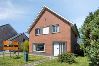 Deze woning, gelegen in de Kroonstraat 84 te Herent, bevindt zich op een uitstekende locatie met vlotte verbindingen naar zowel Leuven als Brussel. De woning is gelegen op een mooi perceel van 8a56ca en biedt een bewoonbare oppervlakte van circa 195 m².<br /><br />Op het gelijkvloers betreedt u de woning via de inkomhal, die toegang geeft tot de ruime leefruimte en de keuken. Verder is er een apart toilet en een inpandige garage aanwezig die in verbinding staat met de woning. De eerste verdieping omvat drie slaapkamers en een badkamer. Daarnaast beschikt de woning over een zolder, bereikbaar via een zolderluik, en een praktische kelderruimte.<br /><br />Deze te renoveren woning biedt tal van mogelijkheden voor wie op zoek is naar een project met veel potentieel. Dankzij het ruime perceel en de gunstige ligging vormt dit een unieke kans om een eigen thuis te creëren op een zeer gegeerde locatie.<br /><br />Interesse? Contacteer Thomas via +32 499 22 99 24 of thomas@sophimo.be voor meer informatie of een bezoek ter plaatse.