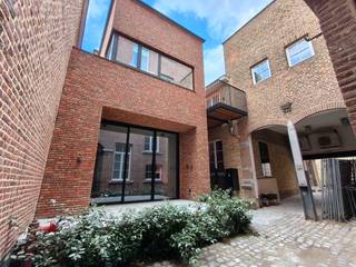Dit nieuwbouw appartement is uitstekend gelegen in het centrum van Tongeren, tussen de Kloosterstraat en het Museumplein en tussen kwalitatieve geklasseerde gebouwen. <br /><br />INDELING: inkomhal, berging/wasplaats, apart toilet, badkamer met inloopdouche en lavabomeubel, 2 slaapkamers waarvan 1 met dressingruimte. Op het verdiep een mooie woonkamer met open keuken (voorzien van koelkast met diepvries, oven, microgolf en vaatwasser). Super groot dakterras met zicht op de Basiliek.<br /><br />In de kelder een grote, private berging. <br /><br />Extra:<br />x BEN waarden rond 0: zwaar geïsoleerde appartementen met een ZEER laag verbruik<br />x 7 zonnepanelen van 410Wp dus 2870Wp<br />x Verwarming met warmtepomp<br />x Hoogwaardige afwerking<br />x Alle verlichtingsarmaturen zijn inclusief met hoogwaardige Berker schakelaars<br />x Grote kelder/opslagruimte<br />x Lift in het gebouw voorzien<br /><br />De huurprijs bedraagt 1.050 euro per maand + 100 euro per maand energiepremie + 50 euro per maand gemeenschappelijke kosten.<br /><br />Contacteer ons kantoor voor info op het nummer 012 23 00 23 of via mail kimberly@immo-leroi.be