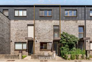 Voor meer info en foto’s, surf naar www.swevers.be – Deze stijlvolle en instapklare triplexwoning in het centrum van Leopoldsburg combineert...