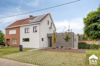 [[ DIT PAND NEEMT DEEL AAN DE ERA OPEN HUIZEN DAG OP 6/12 VAN 9:30 TOT 10:30 ]]
<p>Ontdek deze gerenoveerde, instapklare eengezinswoning uit 1956, gelegen in een rustige, doodlopende straat in Mol. De woning werd recent grondig vernieuwd naar de hedendaagse normen. Met een doordachte, praktische indeling en ruime opzet staat deze woning garant voor comfortabel wonen.</p>

<p><strong>Troeven:</strong></p>

<ul><li>Instapklare, gerenoveerde woning – volledig gestript en met zorg opnieuw opgebouwd</li><li>Gunstig EPC label (B)</li><li>Vloerverwarming + airconditioning </li><li> 4 slaapkamers (mogelijkheid tot 5, na omvormen van de bureauruimte naar gelijkvloerse slaapkamer) </li><li>Zolderverdieping werd afgewerkt en ingericht als 2 extra slaapkamers</li><li>Veel natuurlijke lichtinval dankzij grote ramen</li><li>Tuin met privacy en mogelijkheden voor inrichting, voorzien van garage</li><li>Gelegen in een rustige doodlopende straat</li><li>Ideale ligging nabij centrum van Mol, invalswegen, scholen, winkels en openbaar vervoer</li></ul>

<p><strong>Indeling:</strong></p>

<ul><li>Gelijkvloers: Inkomhal voorzien van inbouwkasten en gastentoilet, woonkamer, lichtrijke keuken, berging/wasplaats, bureauruimte</li><li>1ste verdieping: 2 ruime slaapkamers, moderne badkamer met douche, bad en dubbele wastafel</li><li>Zolderverdieping: 2 extra (slaap)kamers voorzien van airco</li></ul>

<p>Bent u op zoek naar een woning met karakter, comfort en ruimte? Dan is deze woning precies wat u zoekt! Neem vandaag nog contact met ons op voor een bezichtiging.</p>