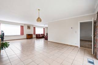 Gelijkvloerse woning met mooie tuin in doodlopende straat in Zevendonk.<br /><br /><br />Zeer rustig gelegen ruime gelijkvloerse woning met inkomhal en gastentoilet. Zeer ruime en lichtrijke leefruimte, die zich perfect leent tot het creëren van een gezellige zit- en eethoek. Via een schuifraam heeft u bovendien rechtstreeks toegang tot de zonnige tuin. Aansluitend bevindt zich de volledig ingerichte keuken, voorzien van de nodige toestellen en voldoende opbergruimte. Naast de keuken is er eveneens een praktische berging met aansluiting voor wasmachine/droogkast.<br />De woning beschikt over drie goede slaapkamers, elk met een eigen karakter en voorzien van rolluiken. De nieuwe badkamer is volledig uitgerust met een dubbele wastafel, ligbad en douche. Daarnaast is er eveneens nog een tweede nachttoilet aanwezig. Verder biedt deze woning een garage, een ruime kelder en een enorme zolderverdieping via vlizotrap, die indien gewenst kan worden ingericht met kamers of als hobbyruimte.<br /><br />Deze woning met veel potentieel bevindt zich in een stille, doodlopende straat in een aangename en kindvriendelijke buurt. Gelegen in de gegeerde residentiële wijk Zevendonk, net buiten het centrum van Turnhout, geniet u hier van rust, veel groen en privacy zonder doorgaand verkeer. Tegelijk zijn alle voorzieningen zoals scholen, winkels, openbaar vervoer en ontspanning vlot bereikbaar te voet of met de fiets. Ook de nabijheid van de belangrijkste invalswegen zorgt voor een uitstekende mobiliteit.<br /><br />De prachtige sfeervolle zonnige tuin vormt een aangename buitenruimte met een combinatie van terras, graszone en een extra tuinberging – ideaal om in alle rust te genieten.<br /><br />Troeven<br />* Rustige en kindvriendelijke ligging<br />* Gelijkvloers met praktische indeling en veel lichtinval<br />* Degelijke woning met veel potentieel!<br />* Goede bereikbaarheid<br /><br />* Oppervlakten zijn indicatief en conform EPC.*<br />* Renovatieverplichting van toepassing maar eenvoudig oplosbaar.