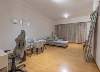 <p><strong>Appartement met één slaapkamer op een leuke, gelijkvloerse verdieping.</strong><br />In een verzorgde mede-eigendom en rustige omgeving.<br /><br />Ontdek dit charmante gelijkvloers appartement van 78m² nabij openbaar vervoer en de vijvers met park van Anderlecht-Pede.</p>
<p>Het appartement heeft een centrale hall met enerzijds toegang tot de vooraangelegen, ruime leefruimte (voorzien van screens) en anderzijds de aparte geinstalleerde keuken met technische berghoek. De slaapkamer en aparte badkamer met douche in ligbad.</p>
<p>Een parkeerplaats is mogelijk mee aan te kopen voor meerprijs van 15.000 euro.<br /><br />EPC 224 kWh/(m²/j) <br />klasse E+</p>