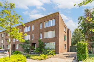 <p>Uitstekend opbrengstgebouw met 5 appartementen én 5 garageboxen – ideale investering!<br />Het gebouw is uitstekend en rustig gelegen binnen de ring van TUrnhout op wandelafstand van het station.</p>
<p>Bent u op zoek naar een rendabele en zorgeloze vastgoedinvestering?</p>
<p>Het gebouw omvat 5 verhuurbare appartementen (thans 3 verhuurd, 2 beschikbaar), ingedeeld als volgt:</p>
<ul>
<li>4 ruime appartementen op de eerste en tweede verdieping, elk voorzien van 2 volwaardige slaapkamers, inkomhal, een lichte woonkamer en ingerichte keuken, badkamer met ligbad en lavabo, een apart toilet, een berging en een terras.</li>
<li>1 gelijkvloers appartement met 1 slaapkamer, inkomhal en ruime woonkamer, badkamer met ligbad, een apart toilet, berging en een aangenaam privatief tuintje.</li>
</ul>
<p>Doorheen de jaren werden reeds belangrijke renovatiewerken uitgevoerd, waardoor het gebouw zich in een verzorgde staat bevindt. Zo werden alle ramen vernieuwd, werd het dak volledig vernieuwd en kregen meerdere appartementen een nieuwe, hedendaagse keuken. Dit zorgt voor een aantrekkelijke woonkwaliteit én beperkt de toekomstige investeringskosten.</p>
<p>Een absolute meerwaarde zijn de 5 garageboxen, die inbegrepen zijn in de vraagprijs. Ze bieden niet alleen extra comfort voor de bewoners, maar verhogen ook het rendement en de verhuurbaarheid van het gebouw.</p>
<p>Een unieke opportuniteit voor beleggers die op zoek zijn naar een kwalitatief opbrengstgebouw met een uitstekende verhuurbaarheid en een duurzaam investeringsprofiel.</p>