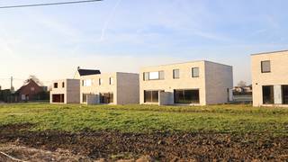 Deze halfopen woning is gelegen in een rustige nieuwbouw- verkaveling vlakbij het centrum van Roeselare. <br /><br />De woning bestaat op het gelijkvloers uit een inkomhal met gastentoilet, woonkamer met zicht op de tuin, open keuken, berging/wasplaats. <br />De keuken wordt volledig afgewerkt naar eigen smaak. <br /><br />Op het eerste verdiep vindt u de nachthal, een toilet, berging, badkamer en 3 ruime slaapkamers.<br />De badkamer wordt afgewerkt met een bad, inloopdouche en dubbel lavabomeubel. <br /><br />De woning is gelegen op een ruim zuidgericht perceel van 232m² en geniet een landelijk uitzicht. <br />Verder wordt er nog een carport aangebouwd voor de wagen. <br /><br /><strong>Liever zelf uw woning afwerken? Dit is mogelijk!</strong><br />Standaard worden de woningen volledig afgewerkt. Indien u wenst te besparen in afwerking en uw eigen vakmannen wil spreken, dit kan.<br />Liever later toch laten afwerken door Huysman Bouw? Alles is bespreekbaar. <br /><br />Daarnaast zijn deze woningen voorzien van super energiezuinige technieken: standaard is een <strong>warmtepomp </strong>en <strong>vloerverwarming </strong>op beide verdiepingen inbegrepen.<br />Bovendien geniet je door de lage energiescore van E10, 5 jaar lang van <strong>100</strong><strong>% korting op de onroerende voorheffing</strong>.<br /><br />De woning is rustig gelegen vlakbij het centrum van Roeselare (3km van de Grote Markt). Het station bereik je op 4 minuten (2km) en in de nabije omgeving bevinden zich verschillende winkels zoals een bakkerij, slagerij, frituur en grootwarenhuizen. <br /><br />Bij verdere interesse aarzel niet ons te contacteren op 051/201.400 of op info@dicasa.be