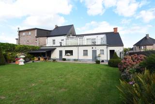 Woon- en handelspand met verhuurd appartement, grote tuin en EPC C in centrum BooischotUniek woon- en handelspand op een perceel van 885 m² in het hart van Booischot. De woning omvat 3 slaapkamers, een ruime en volledig uitgeruste keuken, gezellige leef- en eetruimte, badkamer, apart toilet, wasplaats en berging met ingemaakte kasten. Daarnaast biedt de zolder nog 32 m² uitbreidingsmogelijkheden.Het handelsgedeelte van 77 m² is momenteel opgedeeld in twee ruimtes van 50 m² en 27 m². Boven de handelsruimte bevindt zich een vergund appartement van 87 m² met 1 slaapkamer, momenteel verhuurd en dus goed voor een onmiddellijke huuropbrengst.De prachtige tuin en het ruime perceel vormen een extra troef. Dankzij de combinatie van wonen, werken en investeren is dit pand ideaal voor zelfstandigen, vrije beroepen en investeerders.EPC-label C | Perceel 885 m² | Woning + handelsruimte + vergund verhuurd appartement | Topligging in centrum Booischot.
