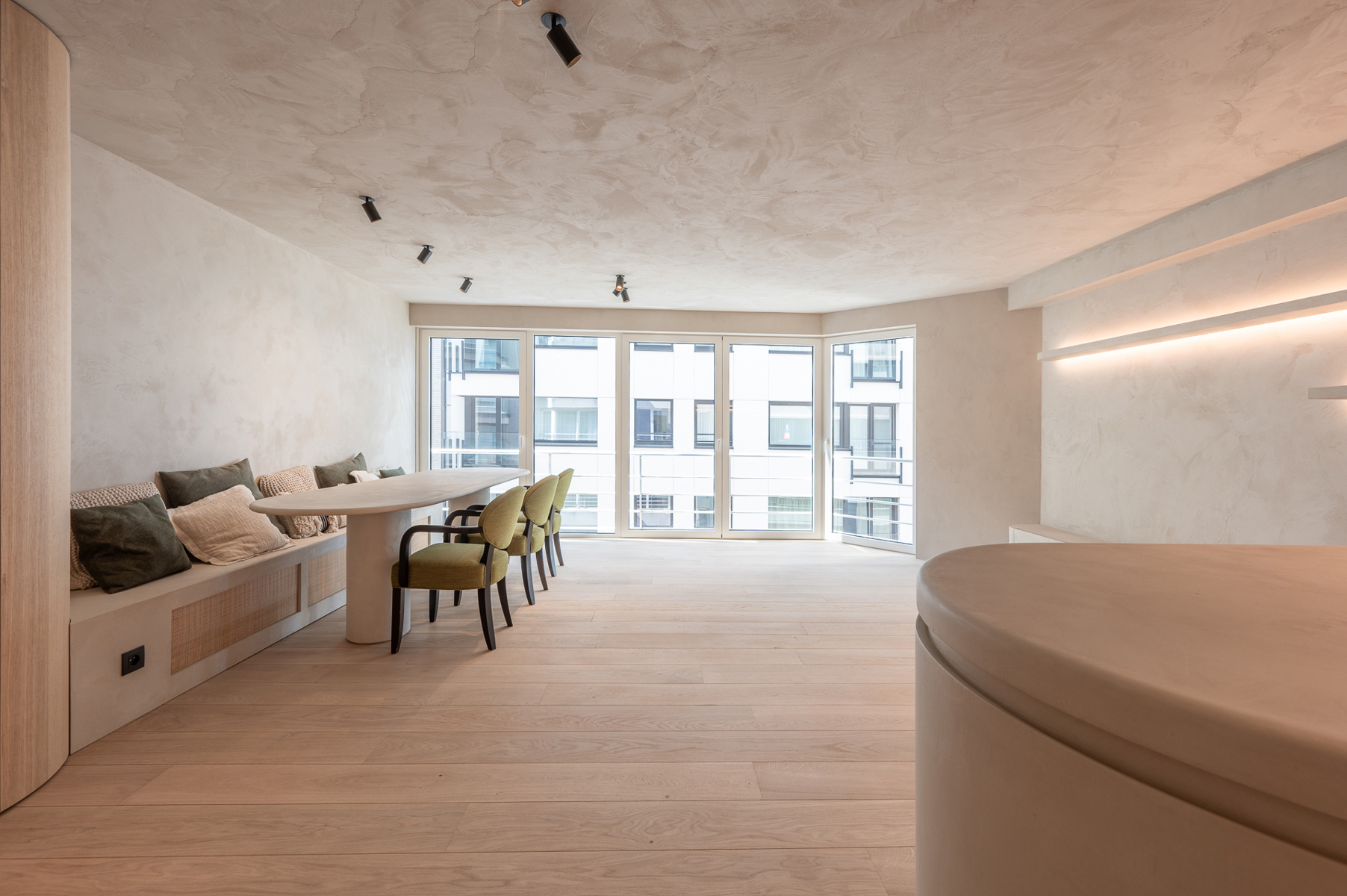 Tijdloos, recent volledig gerenoveerd appartement met zijdelings zeezicht gelegen nabij het Albertplein en Driehoeksplein.  - foto 1