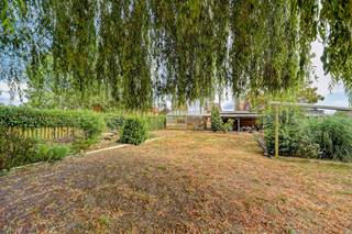 uime open bebouwing in Tielt-Winge, op een mooi breed perceel nabij de dorpskern en de oprit E314 Leuven-Hasselt.<p><br /></p><p>Deze woning uit 1965 biedt heel wat ruimte en mogelijkheden voor wie op zoek is naar een huis in een landelijke omgeving met een vlotte bereikbaarheid. Het brede perceel met een totale oppervlakte van 2086 m² zorgt voor een aangename buitenbeleving. Dankzij de ligging op enkele minuten van de dorpskern geniet je van een rustige omgeving met winkels, scholen en openbaar vervoer binnen handbereik. Bovendien bereik je via de nabijgelegen oprit van de E314 snel Leuven, Hasselt en omliggende gemeenten. De woning beschikt over meerdere functionele ruimtes, drie slaapkamers, twee badkamers en een praktische garage.</p><p><br /></p><p>Belangrijkste ruimtes:</p><p>• Woonkamer met aangename leefruimte en veel indelingsmogelijkheden</p><p>• Keuken uitgerust met elektrische kookplaat, dampkap en koelkast</p><p>• Veranda met zicht op de tuin</p><p>• Bureel geschikt voor thuiswerk of hobbyruimte</p><p>• Hobbyruimte met extra gebruiksmogelijkheden</p><p>• Bijkeuken en meerdere bergingen voor extra opbergruimte</p><p>• 3 slaapkamers, waarvan één met ingemaakte kasten</p><p>• 2 badkamers met ligbad en douche</p><p>• Garage met automatische garagepoort</p><p>• Ruime tuin van 2086 m²</p><p>• Zolder met bijkomende opbergmogelijkheden</p><p><br /></p><p>Troeven:</p><p>• Mooi breed perceel van 2086 m²</p><p>• Op enkele minuten van de dorpskern van Tielt-Winge</p><p>• Vlakbij de oprit van de E314 Leuven-Hasselt</p><p><br /></p><p>Neem vandaag nog contact op voor meer informatie of een bezoek.</p><p><br /></p><p>JOUW DROOMHUIS. ZO GEVONDEN!</p>