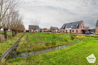 OPENDEURDAG OP ZATERDAG 20 DECEMBER 2025 (tussen 14u00 en 18u00) op afspraakRecente Instapklare woning (bouwjaar 2021) op Unieke & Idyllische...