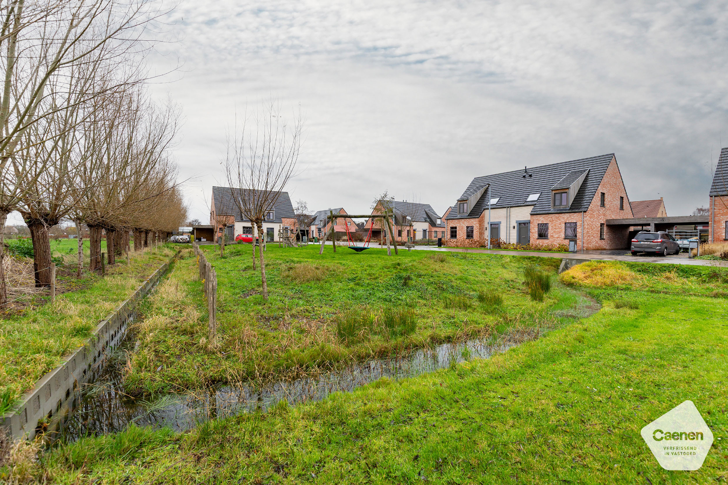 Recente instapklare woning ( BJ 2021) in een doodlopende straat met 4 slaapkamers, carport en tuin. - photo 2