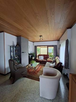 Open bungalow met tuin, garage, veranda en zonnepanelen in rustige buurt

Op zoek naar een bungalow met karakter waar u zich helemaal thuis kunt voelen? Dan mag u dit pareltje niet missen!

Deze charmante bungalow is open bebouwd en gelegen in een rustige, residentiële buurt met vlotte verbinding naar scholen, winkels en openbaar vervoer. Ook de E34 bevindt zich vlakbij, met vlotte connectie richting Antwerpen, Gent en Terneuzen.

Indeling:
De inkomhal leidt naar een lichtrijke woonkamer, in open verbinding met een gezellige, centrale leefruimte met ingerichte keuken en eetruimte. Verder beschikt de woning over 3 ruime slaapkamers, een badkamer met ligbad en een apart toilet. Alles bevindt zich gelijkvloers, wat het wooncomfort extra verhoogt. Ook is er een garage voor een wagen, voorzien van de nodige aansluitingen voor wasmachine en droogkast, en een bijkomende parkeerplaats op de oprit.

Buiten genieten:
Vanuit de keuken heeft u toegang tot een afsluitbare veranda, aansluitend op het terras, die een heerlijke extra leefruimte vormt, ongeacht het weer. De zuidoostgerichte tuin omringt de woning volledig en biedt een tuinhuis met extra bergruimte, ideaal om buiten te ontspannen of te klussen.

Troeven:
✅ Alles gelijkvloers – geen trappen
✅ Afsluitbare veranda aan de woning
✅ Zonnepanelen aanwezig
✅ Recente gasketel voor de centrale verwarming
✅ Houten ramen met dubbele beglazing in de leefruimte
✅ Inbouwrolluiken
✅ Rustige ligging, toch vlot bereikbaar

De woning heeft energielabel D (en dus vrij van renovatieplicht), instapklaar en goed onderhouden. Wie dat wenst kan de afwerking op termijn verder naar eigen smaak moderniseren.
