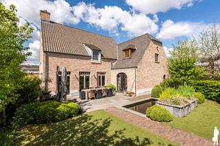 <strong>Hoogwaardig afgewerkte en energiezuinige villa met onder meer 3 tot 4 slaapkamers, 2 badkamers, prachtige leefruimtes met zicht over de achtertuin en de bosrijke omgeving. Dit alles op een riant perceel van maar liefst 4.270m² met een onderkelderd werkhuis, verwarmd zwembad, poolhouse, jaccuzi en privé bos. Bovendien op slechts enkele autominuten van het centrum van Geel, Mol en Meerhout.<br /></strong><br /><u>Gelijkvloerse verdieping</u><br />U betreedt de villa via een inkomhal met een prachtige eiken houten trap als eye-catcher. Vervolgens bevindt zich rechts van de inkomhal de bureaukamer. De authentieke dubbele openslaande deuren begeleiden u verder naar de hal waar zowel de zij-ingang en het gastentoilet zich bevinden. Via de hal bereikt u de ruime leefruimtes, waaronder een gezellige TV-kamer met een houthaard, die naadloos overgaat in de eetkamer. Dankzij de vele ramen geniet u van een adembenemend uitzicht op de achtertuin. De keuken is volledig uitgerust met hoogwaardige apparatuur, zoals een 5-pits gasfornuis, Miele vaatwasser, veel kastruimte en een natuurstenen werkblad. Achter de keuken bevinden zich een zeer praktische berging en wasplaats met douchekamer en inbouwkasten. Op de gelijkvloerse verdieping kan u de masterbedroom terugvinden met ensuite dressing en -badkamer met inloopdouche, dubbele wastafel en toilet. De slaapkamer heeft een uitzicht op de prachtige tuin dewelke georiënteerd is op het Oosten.<br /><br /><u>Verdiepingen</u><br />Via de prachtige trappenhal komt u boven in het aparte woongedeelte dat dienst kan doen als appartement, ideaal als kangoeroewoning. Het appartement biedt een ruime leefruimte met open keuken, 2 slaapkamers die verbonden zijn met elkaar via de badkamer met douche, toilet en wastafel. Achter de 2e slaapkamer is er extra ruimte als bijkomende slaapkamer, bureaukamer, dressing, etc. Hiernaast bevindt zich de technische ruimte. Via een vlizotrap bereikt u de zolderverdieping dewelke momenteel dienst doet als opbergzolder. <br /><br /><u>Buitengebeuren</u><br />De buitenruimte van deze villa is een waar paradijs. De achtertuin heeft een oostelijke oriëntatie en biedt volledige privacy dankzij de omheining en het aangrenzende bos. Hier kunt u genieten van ontspanning in het verwarmd zwembad en het overdekte tuinterras. De oprit biedt ruimte voor meerdere auto's. Auto's kunnen zowel voor als achter de poort geplaats worden, in de carport of garage. Het werkhuis +/- 104m² is volledig onderkelderd en kan perfect dienst doen als atelier. Ten slotte kan u genieten van een boswandeling in eigen bos die in het verlengde van de tuin bevindt. <br /><br /><u>Bijzonderheden<br /></u>- Afgewerkt met beste technieken: label A, vloerverwarming, etc.<br />- Tijdloze, natuurlijke materialen: houten buitenschrijnwerk, natuurstenen vloeren, eiken parket<br />- Aangelegde tuin met overdekt tuinterras en verwarmd zwembad<br />- Riant werkhuis +/- 104m² dat volledig is onderkelderd <br />- Privébos / terrein van maar liefst 42 aren<br />- Parkeermogelijkheden aan huis (binnen poort)<br />- Zeer goede verbinding richting steden Geel, Mol en Meerhout