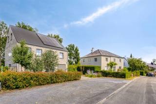 Century21ImmoNero stelt voor, deze recent gebouwde, ruime (= 275m²) woning in werkelijk perfecte staat, uitstekend gelegen in de gegeerde residentiële wijk "Ten Trappen" op een mooi terrein van 481m², op 100m van bushalte en omvattende:Inkom met WC en trap, Leefruimte van 48m² met volledig ingerichte open keuken van 2024, Ingerichte wasplaats 9m²; Garage 1 wagen, Aangelegd terras met Pergola van 18m² aansluitend aan de tuin. Verdiep: 4 ruime slaapkamers van 16m²; 17m², 12m² en 12m², een badkamer met douche en ligbad, een douchekamer met lavabo en afzonderlijk toilet. Verdiep2: ruime poyvalente ruimte van 36m² welke als hobbyruimte, bureel of wintersalon kan gebruikt worden of als 6de slaapkamer, een slaapkamer van 11m² en doucheruimte met WC en douche. Zeer energiezuinige woning dank zij Ventilatiesysteem D, Cv met gascondensatie ketel en 15 zonnepanelen. EPC = A+ = 55kWh/m². WC, wasmachine en buitenkraan aangesloten op regenwater. DEZE WONING VERKEERT WERKELIJK IN NIEUWBOUWSTAAT!!