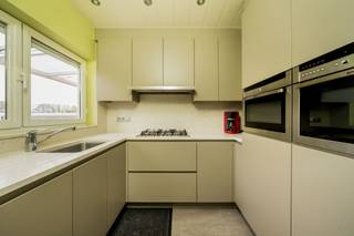 Deze verzorgde bel-etagewoning combineert comfort, ruimte en een praktische indeling op een uitstekende locatie.Op het gelijkvloers is een ruime...