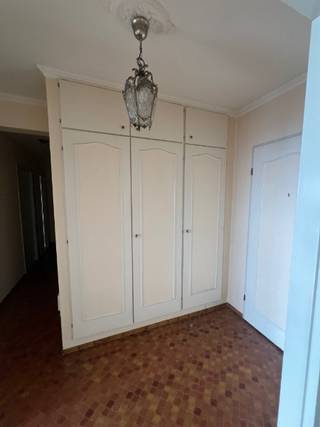 VERZORGD APPARTEMENT MET 2 SLAAPKAMERS, AUTOSTAANPLAATS EN KELDER<br />11 DE VERD.     5 DE BLOK <br />hal met vestiaire kast, dub deur naar living in parket, lang terras met prachtig open zicht over de stad, nachthal, badkamer met ligbad, 2 slaapkamers <br />EPC 125<br />alle ramen hebben rolluiken <br />KELDER <br />AUTOSTAANPLAATS +  8 000 EURO   <br />ONMIDDELIJK BESCHIKBAAR 