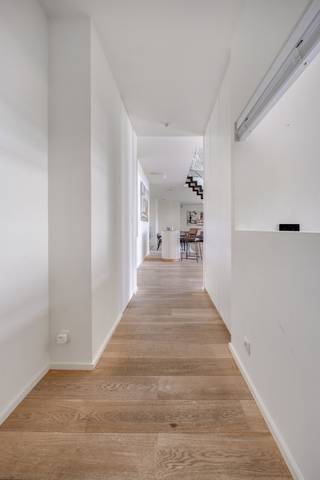 <p><span>Met gepaste trots stellen wij u graag dit exclusieve penthouse voor.<br /><br />Gelegen op een absolute toplocatie tussen het bruisende Eilandje en het groene Park Spoor Noord, vinden we residentie Lichttoren. Op de 20ste en 21ste verdieping bevindt zich deze uitzonderlijke duplex-penthouse, waar ruimte, licht en hedendaags comfort worden gecombineerd met indrukwekkende vergezichten over de Antwerpse skyline.<br /><br />INDELING</span></p>
<p><span>Via de stijlvolle inkomhal, voorzien van een ingebouwde vestiaire, gastentoilet en handenwasser, komt u terecht in een bijzonder ruime leefruimte. De hoge raampartijen zorgen hier voor een overvloed aan natuurlijk licht en bieden vanuit verschillende hoeken een prachtig zicht over de stad. De royale terrassen sluiten naadloos aan bij de leefruimte en vormen een verlengstuk van het interieur.</span></p>
<p><span>De leefruimte is sfeervol ingedeeld met een salon, eetgedeelte en een stijlvolle bar. De open trap naar de verdieping vormt een opvallend architecturaal element en geeft het geheel een eigentijdse uitstraling.</span></p>
<p><span>De open keuken sluit mooi aan bij de leefruimte en werd uitgerust met een centraal kookeiland en kwalitatieve inbouwtoestellen. Zo beschikt de keuken onder meer over een inductiekookplaat met geïntegreerde dampkap, koelkast, heteluchtoven, microgolfoven, vaatwasser en spoelbak. Functionaliteit en esthetiek komen hier mooi samen.</span></p>
<p><span>Op de bovenste verdieping bevindt zich een multifunctionele ontspanningsruimte van ca. 32m². Dankzij het aanwezige monkeynet en de filmprojector is dit een ideale plek om te ontspannen of gezellig samen te komen. De grote raampartijen zorgen ook hier voor een spectaculair uitzicht over Antwerpen.</span></p>
<p><span>De master bedroom is opgevat als een volwaardige privésuite en staat rechtstreeks in verbinding met de open badkamer. Deze beschikt over een dubbele lavabo, ligbad, regendouche, ingemaakte kasten en elektrische gordijnen. Daarnaast is er nog een tweede slaapkamer en een afzonderlijke douchekamer met lavabo. De nachthal beschikt over een extra toilet en een praktische ingemaakte kast met aansluitingen voor wasmachine en droogkast.<br /><br /></span>In de kelder beschikt het penthouse over een privatieve berging van ca. 8m² en toegang tot een fietsenberging. Daarnaast is er de mogelijkheid om meerdere autostaanplaatsen aan te kopen, wat zorgt voor extra parkeergelegenheid en comfort. Prijzen zijn beschikbaar op aanvraag.</p>
<p><span>Ook op vlak van comfort is deze penthouse bijzonder compleet. Zo zijn er airconditioning in de leefruimte en master bedroom, elektrische zonwering, dimbare opbouwverlichting en een ventilatiesysteem type D.</span></p>
<p><span>Een uitzonderlijke duplex voor wie op zoek is naar een instapklare en luxueuze woonervaring, met royale buitenruimtes, een hoogwaardige afwerking en een uniek panoramisch zicht over de stad.<br /><br />BIJZONDERHEDEN<br />- Hoogwaardige afwerking<br />- Panoramisch uitzicht over Antwerpen<br />- Absolute toplocatie<br />- Voldoende parkeermogelijkheden en privatieve kelderberging<br /><br />Voor meer info of een bezoek ter plaatse kan u vrijblijvend contact opnemen met Kato via kato@reds.be.</span></p>
