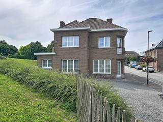 <p>Lennik : in het PITTORESKE CENTRUM van Eizeringen, biedt IMMO STORE u deze TE MODERNISEREN VIERGEVEL WONING met ZUIDGERICHTE TUIN en WERKPLAATS aan. Deze STEVIGE CONSTRUCTIE heeft heel wat POTENTIEEL. Zo kan het gedeelte boven de werkplaats opgetrokken worden voor bijkomende slaapkamers. Momenteel zijn er drie en en één badkamer. Mits een het steken van een VASTE TRAP kan eveneens de zolder INGERICHT worden. Op de gelijkvloerse verdieping bevinden zich de hal, eventueel commercieel gedeelte of kantoorruimte, keuken en woonkamer met zicht op de tuin. De WERKPLAATS aan de rechterkant van de woning betreedt men via 2 HOGE AUTOMATISCHE POORTEN. Van hieruit heb je ook toegang tot de achterkant van de woning. Op WANDELAFSTAND van winkels, scholen en openbaar vervoer. U heeft interesse in dit pand? Contacteer IMMO STORE op 02 203 03 03. Wij regelen voor u een bezoek ter plaatse! +++ EPC 'F' +++</p>