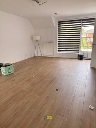 <p><span>Centraal gelegen, 1 slaapkamer appartement, dichtbij centrum, school, openbaar vervoer, groen en waterbus. Het energiezuinig appartement is gelegen op de tweede verdieping van een nieuw gebouw met lift. Het appartement bestaat uit een inkomhal met plaats voor vestiaire, living met open keuken, schuifraam met doorgang naar het terras op tegels, 1 slaapkamer, badkamer met bad en lavabo, apart toilet met handenwasser en een berging met aansluiting voor wasmachine. In de kelder vinden we een autostaanplaats en een individuele kelderberging. Er zijn ook twee plaatsen voorzien in de gemeenschappelijke fietsenberging. Dit appartement is gebouwd volgens de BEN-normen en is voorzien van individuele zonnepanelen.</span></p><p><span> </span></p>