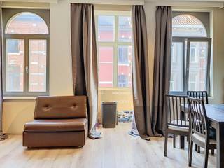 Toekomststraat 69/101:  2 slaapkamer appartement met terras, indeling als volgt: Inkomhal met apart toilet, badkamer met douche, lichtrijke leefruimte met stijlvolle erker, open keuken, 2 slaapkamers met elk eigen toegang tot terras.

€870 + €50
Beschikbaar vanaf 15/07