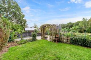 [[ DIT PAND NEEMT DEEL AAN DE ERA OPEN HUIZEN DAG OP 19/9 VAN 11:00 TOT 12:00 ]] 
<p>Charmante open bebouwing in Lubbeek, rustig gelegen in een groene omgeving met vlotte verbindingen.</p><p><br /></p><p>Deze woning uit 1972 combineert een landelijke ligging met een praktische indeling en een vlotte bereikbaarheid. Op slechts enkele minuten van het Gouden Kruispunt geniet je van alle dagelijkse voorzieningen, winkels en invalswegen binnen handbereik. Dankzij het EPC-label D is er geen onmiddellijke renovatieplicht, wat extra comfort en flexibiliteit biedt. De open bebouwing beschikt over 3 slaapkamers, een gezellige woonkamer met inbouwcassette en verschillende praktische ruimtes. De omgeving met vrij zicht en nabijheid van wandel- en fietsroutes maakt dit huis bijzonder aantrekkelijk voor liefhebbers van rust en natuur.</p><p><br /></p><p>Belangrijkste ruimtes:</p><p>• Woonkamer met inbouwcassette en aangename leefruimte</p><p>• Keuken uitgerust met keramische kookplaat, dampkap, koelkast, microgolfoven, dubbele spoelbak en ontbijthoek</p><p>• Veranda met extra lichtinval en zicht op de omgeving</p><p>• 3 slaapkamers met praktische indeling</p><p>• Badkamer met douche, toilet en wastafel in meubel</p><p>• Apart toilet met handenwasser</p><p>• Inkomhal met ingemaakte kasten</p><p>• Wasplaats met aansluiting voor wasmachine en droogkast</p><p>• Garage met praktische bergruimte</p><p>• Meerdere kelderruimtes waaronder een ketelruimte</p><p>• Zolder bereikbaar via vlizotrap</p><p><br /></p><p>Troeven:</p><p>• Op enkele minuten van het Gouden Kruispunt met alle voorzieningen</p><p>• EPC D, geen onmiddellijke renovatieplicht</p><p>• Landelijke ligging, ideaal voor wandel- en fietsliefhebbers</p><p><br /></p><p>Neem vandaag nog contact op met je ERA-makelaar voor een bezoek.</p><p><br /></p><p>JOUW DROOMHUIS. ZO GEVONDEN!</p>
