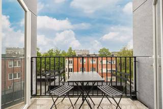 <p><span> </span></p><p><span>Op zoek naar een appartement waar licht, rust en een hoogwaardige afwerking centraal staan? Dan zit je hier helemaal goed. Dit stijlvolle nieuwbouwappartement op de derde verdieping combineert een warme, moderne uitstraling met een royale leefruimte, een gezellig terras en een toplocatie in de groene Pulhofwijk.  Garage of autostaanplaats optioneel aan te kopen.</span></p><p><span> </span></p><p><span>Ruimte, licht &amp; een warme afwerking</span></p><p><span>Via de inkomhal op prachtige lichte vloer stap je meteen binnen in de indrukwekkende leefruimte, waar de grote raampartijen aan drie zijden zorgen voor een overvloed aan natuurlijk licht en mooie zichten op het groen rondom. De leefruimte heeft een open, luchtig gevoel dankzij de hoge plafonds en de slimme indeling. Er is meer dan voldoende plaats voor een gezellige zithoek en een grote eettafel. De zwarte stalen steunpilaar geeft het geheel bovendien een subtiele lofttoets.</span></p><p><span>Aansluitend vind je de volledig geïnstalleerde open keuken in warme houtlook, strak afgewerkt met een licht werkblad en kwaliteitsvolle toestellen: inductiekookplaat, dampkap, oven, koelkast, diepvries, vaatwasser en spoelbak. Dankzij de vele ramen kook je hier altijd in natuurlijk daglicht.</span></p><p><span>Via de dubbele deur stap je het gezellige terras op, waar je heerlijk buiten kunt zitten met zicht over de omliggende daken en bomen. Een perfecte plek voor een koffie in de ochtendzon of een apero na het werk.</span></p><p><span> </span></p><p><span>Rustige slaapkamer &amp; stijlvolle badkamer</span></p><p><span>De slaapkamer bevindt zich apart van de leefruimte en kijkt uit op het groen, wat zorgt voor een heerlijk rustig gevoel. Dankzij de grote ramen komt ook hier veel licht binnen.</span></p><p><span>De badkamer werd luxueus afgewerkt met grote beige marmerlooktegels en warme houtaccenten. Je hebt hier douche met glazen wand, een modern lavabomeubel, toilet én aansluiting voor een wasmachine. Alles straalt rust, kwaliteit en tijdloze elegantie uit.</span></p><p><span> </span></p><p><span>Groen wonen op toplocatie in Berchem</span></p><p><span>Je woont hier in de gegeerde Pulhofwijk: een rustige, groene buurt vlakbij alles wat je nodig hebt. Winkels, supermarkten, openbaar vervoer en belangrijke invalswegen liggen op een steenworp. Ook sportclubs, scholen en gezellige horeca zijn vlakbij. Dankzij de vlotte verbindingen ben je bovendien snel in Antwerpen centrum of op de Ring.</span></p><p><span> </span></p><p><span>Maatregelenregister: in aanvraag</span></p><p><span> </span></p><p><span> </span></p><p><span> </span></p>