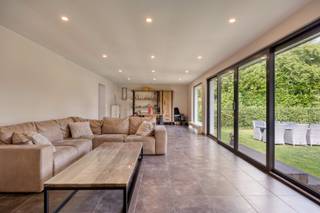 <br />Deze stijlvolle woning, gerenoveerd in 2023, geniet van een rustige en groene ligging in Schilde met een prachtig open zicht over de achterliggende weilanden.<br /><br />Op het gelijkvloers bevinden zich een ruime en lichtrijke leefruimte met volledig geïnstalleerde keuken,voorzien van een 5-pits gasvuur met dampkap, een hetelucht-oven, vaatwasser en een Amerikaanse ijstkast, een royale master bedroom met dressing en ensuite badkamer, een wasruimte en een apart toilet.<br /><br />De eerste verdieping beschikt over twee slaapkamers en twee badkamers.<br /><br />De ruime tuin vormt samen met het zwembad een heerlijke buitenomgeving om in alle rust te genieten van de groene omgeving. Het zwembad is niet verwarmd.<br />Verder beschikt de woning over een ruime garage en 22 zonnepanelen.<br /><br />Met een EPC van 204 kWh/m² jaar (label C)bevindt de woning zich bovendien dicht bij label B.<br /><br />Een comfortabele en instapklare woning die ruimte, privacy en een uitzonderlijke groene omgeving combineert.