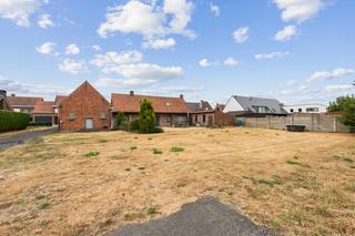 <strong>Te koop: Charmante, te renoveren woning/hoeve op 15.786 m² met loods.</strong><br /><br />De woning en loods liggen in woongebied, achterliggend is er 14.286 m² agrarisch gebied die eventueel uit de verkoop gehaald kunnen worden. <br /><br />Ruime woning met zicht op de tuin met aansluitend een praktische loods en achterliggend nog een stal. Hiernaast hebben we nog een oprit richting de tuin, hiermee is de woning perfect omsloten.<br /><br />Het perceel gelegen in woongebied is ook geschikt als bouwgrond waar 4 woningen opgericht kunnen worden. <br />(45m diepte - 32,3m breed)<br /><br /><strong>Voor meer info over de mogelijkheden van deze eigendom kan je vrijblijvend contact opnemen met Jérôme 0472/61.10.10 of 056/61.10.10</strong>