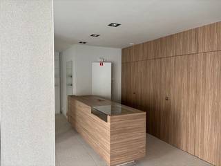 Gelegen op een absolute zichtlocatie nabij het Sint-Petrus- en Paulusplein in Oostende. Dit hoekpand geniet van een uitzonderlijke etalage...