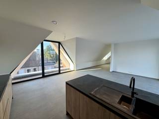 Deze luxueuze en buitengewoon ruime penthouse met twee slaapkamers, twee balkons en een adembenemend terras biedt een unieke kans om te wonen in...
