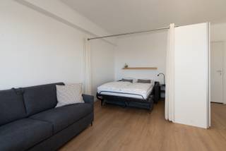 Aangename studio met apart slaapgedeelte. Volledig vernieuwd met halfopen keuken met alle modern comfort. Badkamer met douche, wastafel en toilet. Slaapcomfort voor 4 personen. Privé kelder inbegrepen in de prijs, gemeenschappelijke fietsenberging aanwezig. Op 100m van het strand.