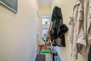 Dit gelijkvloerse appartement bevindt zich in het residentiële Westerkwartier te Oostende. In deze wijk zijn er tal van buurtwinkels, scholen en groen. Het centrum bereikt u in een handomdraai. <br /><br />Het appartement heeft een logische indeling met eerst een inkomhal; die leidt tot de leefkamer. Hier is er ruimte voor een eet-en leefhoek. De keuken is functioneel uitgerust. De tuin met terras is ontzettend ruim en vormt een aangename, zonnige rustplek doorheen de dag. <br /><br />Er zijn twee volwaardige slaapkamers aanwezig. In de badkamer is er een lavabo alsook een douche. <br /><br />Op heden is het pand verhuurd aan een vaste bewoner, waardoor hier dus evenzeer interessante investeringsmogelijkheden zijn. <br /><br />Bent u op zoek naar een investering, tweede verblijf of vaste stek? Aarzel dan niet en neem contact op voor meer info of een afspraak!<br /><br />