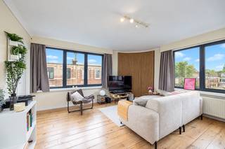 Op zoek naar een lichtrijk appartement met een ruime indeling, volledig gerenoveerd met kwaliteitsvolle materialen en mooi onderhouden? Dan is dit pareltje een buitenkans!
De Florent Geversstraat 54 geniet van een uiterst centrale ligging in het hart van Edegem, op wandelafstand van het gezellige centrum met zijn winkels, horecazaken, scholen en dagelijkse voorzieningen. 

Het appartement bevindt zich op de tweede verdieping van een verzorgd, kleinschalig gebouw en verwelkomt u in de gezellige leefruimte boordevol natuurlijk licht. De open leefkeuken vormt één geheel met de leefruimte en werd volledig vernieuwd in 2021. Verder beschikt het appartement over een ruime slaapkamer en een stijlvolle badkamer. 
Dit appartement heeft een goede epc-score van 276 kWh/m²jaar. De PVC-ramen beschikken over dubbele beglazing en verwarmen doet u op centrale verwarming op aardgas met een individuele condensatieketel van Bulex. Het dak werd vernieuwd en geïsoleerd conform de geldende normen, en ook de elektrische installatie werd gekeurd en is volledig conform tot 2046. Het gebouw beschikt over aparte meters voor gas, elektriciteit en water (via tussenmeter). De maandelijkse kosten bedragen €50 en omvatten de blokpolis en de elektriciteit van de gemene delen.

Koopt u als enige en eerste woning? Dan geniet u van het verlaagde tarief van 2% verkooprechten.
Bent u reeds eigenaar? Verkoop uw eerste eigendom binnen de 2 jaar en profiteer alsnog van deze gunstmaatregel.

Voor meer informatie of een gratis waardebepaling van uw vastgoed kan u een aanvraag invullen op onze website of even bellen op het nr. 03/345.88.99.