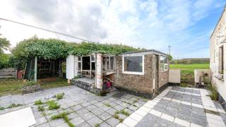 Halfopen woning op een perfect georiënteerd perceel, rustig gelegen in Zwankendamme (naast Lissewege). Het perceel grenst aan een achterliggende...