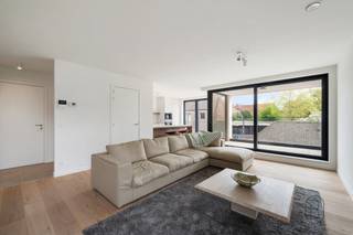 Op de hoek van de Kortrijkstraat en de Harelbeekstraat, vind je residentie Sint-Amandus: een prachtig nieuwbouwproject met 23 appartementen en 2 handelsruimtes. - Reeds 50% verkocht! - Dankzij de centrale ligging vlak bij de markt geniet je hier van alle voorzieningen binnen handbereik – van bakker en slager tot gezellige eetgelegenheden en winkels.<br /><br />De appartementen zijn ruim, licht en afgewerkt met duurzame kwaliteitsmaterialen. Grote raampartijen zorgen voor overvloedig daglicht en geven uit op een prachtige, groene binnentuin. De zonnige terrassen (tot wel 36 m²) bieden een heerlijke plek om te ontspannen met zicht op deze oase van rust.<br /><br /><br />Enkele sterke troeven:<br />- afwerking volledig naar eigen smaak en voorkeur<br />- energiezuinig en duurzaam<br />- mogelijkheid tot aankoop van een ondergrondse autostaanplaats met laadpunt<br />- winkels en faciliteiten op wandelafstand<br />- prachtige binnentuin als groene long<br /><br />✨ Bovendien kan je bij aankoop van dit appartement genieten van het verlaagde btw-tarief van 6% – een unieke kans om betaalbaar te investeren in kwalitatief wonen!<br /><br />Reserveer nu één van de laatste plaatsen:<br />📞 Guido – 0475 70 36 19