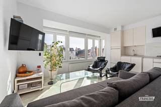Dit ruim penthouse appartement bevindt zich in een verkeersluwe straat in de Belle Epoquewijk te Oostende. Op wandelafstand heeft u parken, het strand alsook het centrum. Daarenboven zijn er talrijke buurtwinkels in de omgeving. In de straat zelf kunt u gratis parkeren. <br /><br />Het appartement is volledig instapklaar en biedt heel wat troeven. Ten eerste betreft het een kleinschalig gebouw (1 appartement per verdieping) met een goede sfeer onder de mede-eigenaren. <br /><br />Binnen in het appartement is er tevens heel wat fraais te vermelden. De leefruimte is aangenaam lichtrijk en biedt plaats aan een eet-en leefgedeelte alsook een open keuken. <br /><br />Achter in het appartement zijn er twee volwaardige slaapkamers beschikbaar. In de slaapkamers zijn er elektrische rolluiken aanwezig. Tevens beschikt u over twee badkamers, de ene uitgerust met een ligbad en de andere met een grote inloopdouche. <br /><br />Tot slot is er nog een handige ruimte om een wasmachine te plaatsen. <br /><br />Op het gelijkvloerse is er nog een privatieve berging beschikbaar.<br /><br />Dankzij de ligging is het pand uitermate geschikt voor allerhande doeleinden, gaan van permanente bewoning tot tweede verblijf. Het pand beschikt daarenboven over een geldig logiesnummer waardoor het ook als investering interessant is. <br /><br />Aarzel dan ook niet om contact op te nemen voor meer info of een afspraak! <br /><br />