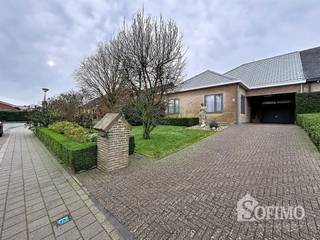 Goed onderhouden, stevige, halfopen woning op rustige ligging te Dikkebus. Alles bevindt zich op het gelijkvloers en is ingedeeld als volgt:Ruime...