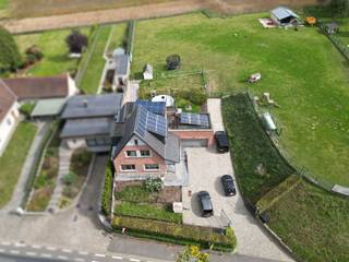 <p>Welkom in deze prachtige woning gelegen in het charmante Parike! Met een royale bewoonbare oppervlakte van 291m² op een uitgestrekt perceel van 4810m², biedt deze woning ruimte en comfort in overvloed.</p><p>Bij binnenkomst in de ruime woonkamer wordt u verrast door de natuurlijke lichtinval dankzij de grote raampartijen De moderne keuken is uitgerust met hoogwaardige toestellen en een stijlvolle eethoek, wat het de perfecte ruimte maakt voor gezellige diners.</p><p>De woning beschikt over vier ruime slaapkamers en een luxueuze badkamer, voorzien van zowel een ligbad als een inloopdouche.</p><p>Bijkomend beschikt de woning over een grote garage, ideaal als extra opslagruimte.  Ook de aanwezige zolder en kelder bieden bergruimte of andere invulmogelijkheden.       De prachtig onderhouden tuin vormt een serene plek om te ontspannen en genieten van het adembenemende verzicht. In de uitgestrekte tuin bevindt zich bovendien een ruime stal, perfect voor het houden van dieren of extra bergruimte.<br />Een bijkomende troef zijn de zonnepanelen, die bijdragen aan een energiezuinige woonervaring.</p><p>Tot slot kunnen de achterliggende weides (samen meer dan 1 hectare) optioneel worden aangekocht, wat deze eigendom extra interessant maakt voor wie opzoek is naar meer buitenruimte.</p><p>Met zijn ideale ligging en verzorgde afwerking is deze woning een unieke kans voor wie op zoek is naar een combinatie van luxe en rust in het hart van Parike. Mis de kans niet om dit prachtige pand uw thuis te noemen!</p>