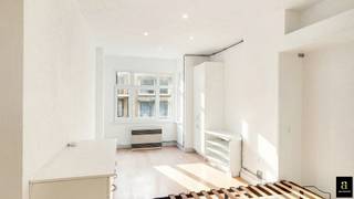<p>Instapklare en verzorgde studio op een topligging nabij de Lippenslaan en het centrum van Knokke, gelegen in de gegeerde Bayauxlaan en genietend van een zuidgerichte oriëntatie.</p>
<p>De studio bestaat uit een aangename leef- en eetruimte met mooie lichtinval. De ingerichte keuken is praktisch opgevat en voorzien van oven, koelkast, vaatwasser en vitro-keramische kookplaat. Verder is er een nette en verzorgde douchekamer. Dankzij de ingebouwde kastenwand met dubbel bed, aangevuld met een divanbed, wordt de ruimte optimaal benut en biedt de studio een comfortabel en functioneel geheel.</p>
<p>Een ideale pied-à-terre of investering op een absolute toplocatie in Knokke, op wandelafstand van winkels, horeca en het strand.</p>