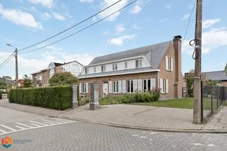 Deze verzorgde gezinswoning met 5 slaapkamers (bewoonbare opp. 297 m²) te Heist-op-den-Berg geniet een uitstekende ligging op een perceel van 1271...
