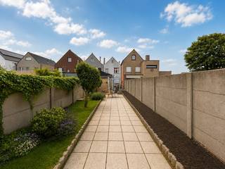 Deze compleet te renoveren woning is ideaal gelegen aan de sportvelden van Knokke, vlakbij de Carrefour, het station en de Lippenslaan. De woning is gelegen op een perceel van 231 m² waardoor het achteraan geniet van een mooie tuin die uitkomt op het Burg. Graaf Leopold Lippens Park (Sportcomplex). Een prachtige ligging in een mooie brede straat en op wandelafstand van alle voorzieningen.<br /><br />De woning dient compleet gerenoveerd te worden of nieuw te bouwen. Vooraan beschikt het huis over een privatieve voortuin (ideaal voor fietsen of voertuig) en achteraan van een tuin met een groot potentieel en privacy. <br /><br />Grondoppervlakte 231 m². Op heden ingedeeld als volgt: inkomhal, een woonkamer met een zit-en eetplaats, een aparte keuken en bergruimtes. Op de verdieping zijn er momenteel twee slaapkamers. Achteraan de tuin die aansluit op het park rond de sportvelden. <br /><br />Bezoeken? Graag na afspraak met Willem Cauwels Tel 050.89.27.70