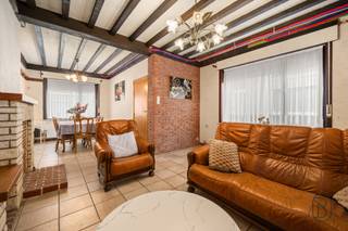 Halfopen bebouwing met garage en tuin! Deze woning (bouwjaar 1930) beschikt over centrale verwarming op gas, 3 slaapkamers en uitbreidingsmogelijkheid op zolder.<br /><br />INDELING: inkomhal, woonkamer, keuken met eethoek, badkamer en apart toilet. Op de eerste verdieping bevinden zich 2 slaapkamers en een bergruimte met toegang tot de zolder. De zolder is geïsoleerd en biedt de mogelijkheid tot het creëren van extra kamer(s). Buiten is er een buitenberging/wasplaats, een garage en een tuin. De woning is toegankelijk via zowel de voor- als achterzijde en beschikt over een garage. Bovendien kan er voor en achter de woning ook makkelijk geparkeerd worden.<br /><br />Voor wie is dit pand ideaal?<br />♦ Voor starters of koppels die een degelijke woning zoeken met groeimogelijkheden.<br />♦ Voor gezinnen die in een rustige buurt willen wonen maar dichtbij het centrum.<br /><br />Te koop via Immo Beguin, jouw vastgoedexpert sinds 2009. Met kantoren in Ronse, Waregem, Kortrijk, Deinze, Doornik en Lessines.<br />✉️ info@immobeguin.be<br />* Dit zoekertje omvat enkele AI-gegenereerde visualisaties.