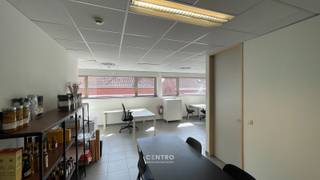<span><span><span><strong><u>Volledig vernieuwd, klassevol ingericht en voorzien van gemeenschappelijke faciliteiten. U kunt als huurder per direct aan de slag.</u></strong><br /><br /><strong><u>ALL-IN PRIJS:</u></strong><br />- Inclusief nutsvoorzieningen (stadswater, elektriciteit, verwarming)<br />- Inclusief onroerende voorheffing<br />- Inclusief gebruik van alle gemeenschappelijke ruimten (sanitair, kitchenette, ...)<br /><br /><strong><u>AFWERKING:</u></strong><br />Bevloering met keramische tegels - grote glaspartijen (veel lichtinval) - verlaagd plafond met ingewerkte AIRCO-modules en TL-lampen - aluminium schrijnwerk met dubbele beglazing.<br /><br /><strong><u>Algemeen</u>:</strong><br />Zeer degelijke afwerking! Smaakvol ingericht, PLUG &PLAY!<br /><br /><strong><u>NUTSVOORZIENINGEN:</u> </strong><br />Stads -en regenwater - elektriciteit - telefonie/internet - AIRCO (warm/koud) - bekabeling voor netwerk.<br /><br /><strong><u>BESTEMMING:</u></strong> <br />Handel, kantoor, diensten, vrij beroep, ...<br /><br /><strong><u>LIGGING:</u></strong> <br />Op zichtlocatie op de markt van Knesselare! <br /> </span></span><br /><span><u><span>* Bijzonderheden:</span></u><br /><span>- Informeer naar de diverse mogelijkheden. In het gebouw zijn nog andere ruimtes beschikbaar.<br />- Getoonde foto's zijn RENDERS, geven een waarheidsgetrouw beeld van de afwerkingsgraad.<br />- Voldoende parkeergelegenheid in de buurt.<br />- Onmiddellijk instapklaar.<br />- Huurprijs is inclusief kosten! Voordeel als huurder is een <strong>PERFECT overzicht op de werkelijke kostprijs, geen verrassingen achteraf.</strong><br />- Onze referentie op <strong>www.centro.be : O0092-6</strong>of contacteer ons via <strong>050/70.01.02</strong> voor meer info.</span></span></span>