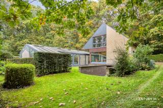 Welkom in Rotselaar! Op een uitzonderlijk ruim perceel van maar liefst 46a37, verscholen achter een lange oprijlaan, ontdek je deze karaktervolle vrijstaande villa. Hier staan rust, groen en privacy centraal. Een bijzondere eigendom voor wie op zoek is naar een unieke woonomgeving met tal van mogelijkheden.<br /><br />De woning werd doorheen de jaren met zorg onderhouden en biedt een solide basis om het interieur verder naar eigen smaak te moderniseren. Op het gelijkvloers vind je onder meer een aangename leefruimte met open haard en zicht op de tuin, een ingerichte keuken, een volwaardige slaapkamer en een badkamer. De verdieping omvat nog twee ruime slaapkamers, waaronder een master bedroom met eigen zithoek, en een tweede badkamer. Bovendien is de woning volledig onderkelderd.<br /><br />Een absolute blikvanger is het overdekte zwembad van maar liefst 11 bij 5 meter. Samen met de uitgestrekte tuin en de bijzonder private ligging vormt dit een eigendom die zich onderscheidt van het klassieke woningaanbod.<br /><br />Ook praktisch heeft deze woning heel wat te bieden: ruime parkeermogelijkheden, een zuidgerichte tuin en een EPC-label D, waardoor er geen energetische renovatieplicht geldt.<br /><br />De ligging biedt een bijzonder aangename combinatie van rust, privacy en bereikbaarheid. Ondanks de groene en beschutte omgeving bevinden het centrum van Rotselaar en het treinstation zich op korte afstand. Dankzij de treinverbindingen, de nabijheid van Leuven en de vlotte aansluiting op de E314 geniet je hier van een uitstekende bereikbaarheid, zowel met het openbaar vervoer als met de wagen.<br /><br />Op zoek naar een eigendom waar ruimte, privacy en mogelijkheden samenkomen? Ontdek Kerkhofstraat 71 tijdens een persoonlijk bezoek.<br />Contacteer Tina via tina@sophimo.be of 0491 52 42 72!