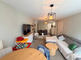 <p>Genk, Vennestraat 387 bus 1: Gezellige duplex met 2 slaapkamers, een bureau en kelderberging.<br /><br />Op het gelijkvloers en een tussenverdieping kan je op de Vennestraat deze instapklare duplex terugvinden. <br /><br /><strong>Indeling:</strong><br /><br />Gelijkvloers </p>
<ul>
<li>Woonkamer met directe toegang tot buiten</li>
<li>Ingerichte keuken met ingebouwde oven, vaatwasmachine, dampkap, keramische kookplaat, spoelbak en voorzien van een koelkast</li>
<li>Slaapkamer</li>
<li>Badkamer met lavabo, toilet en douche</li>
<li>Traphal</li>
</ul>
<p>Souterrain</p>
<ul>
<li>Slaapkamer</li>
<li>Bureau</li>
<li>Wasplaats met voorzieningen om een wasmachine en droogkast te installeren</li>
</ul>
<br />Kelderberging<br /><br />Autostaanplaats<br /><br />Privé buitenruimte om eventueel een tuintafel en stoelen te plaatsen.<br />
<p> </p>
<strong>Ligging:</strong>
<ul>
<li>Vlakbij winkels, supermarkt, restaurants, openbaar vervoer,...</li>
<li>Vlotte verbinding naar het centrum/autostrade/verbindingswegen</li>
</ul>
<p><br />Deze duplex is beschikbaar vanaf midden augustus 2026.<br /><br />📞 Interesse? Contacteer Jurimex voor een bezoek op 089/308.700 of via info@jurimex.be!<br /><br /> </p>