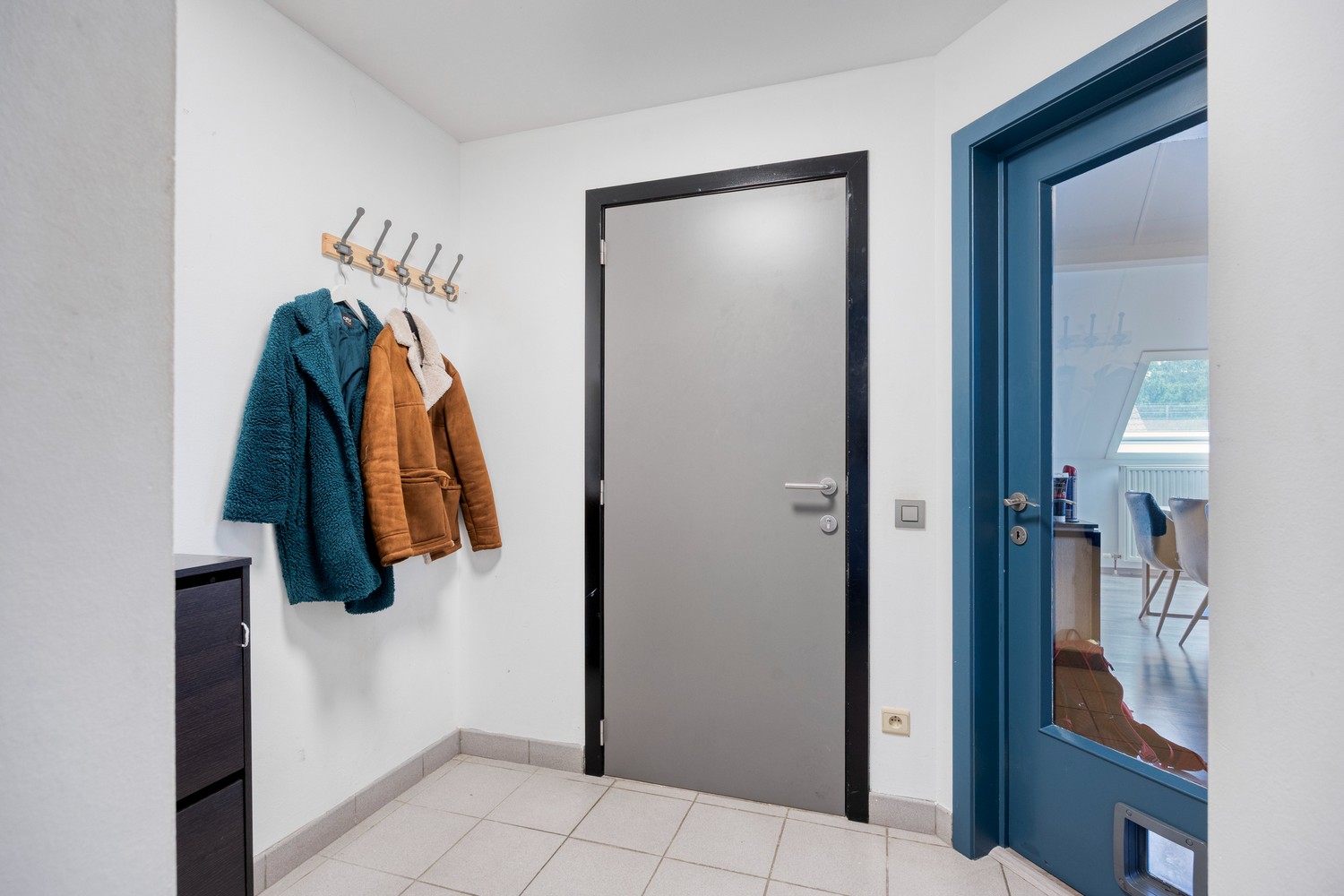 Zorgeloos investeren in Maasmechelen: verhuurd appartement met garagebox en sterke ligging - foto 4