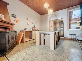 OP TE FRISSEN WONING MET 2 SLP EN TUIN TE RONSE Deze op te frissen woning is gelegen op een perceel van 260m² nabij alle voorzieningen zoals winkels,...