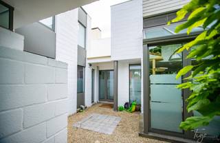 Open bebouwing in een unieke architecturale bouwstijl op een perceel van 3364m² voorzien van 2 aparte inkomdeuren (ideaal als praktijkruimte...